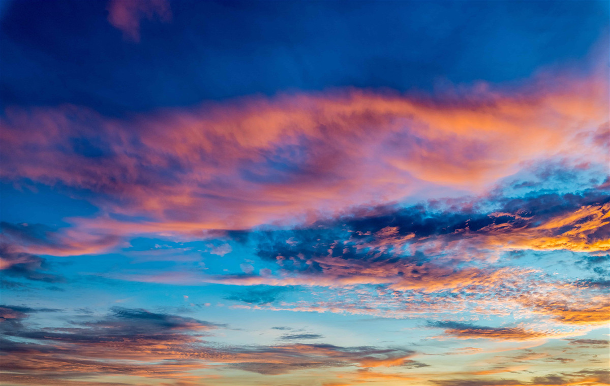 Papier peint nuages au coucher du soleil, ballottés par le vent