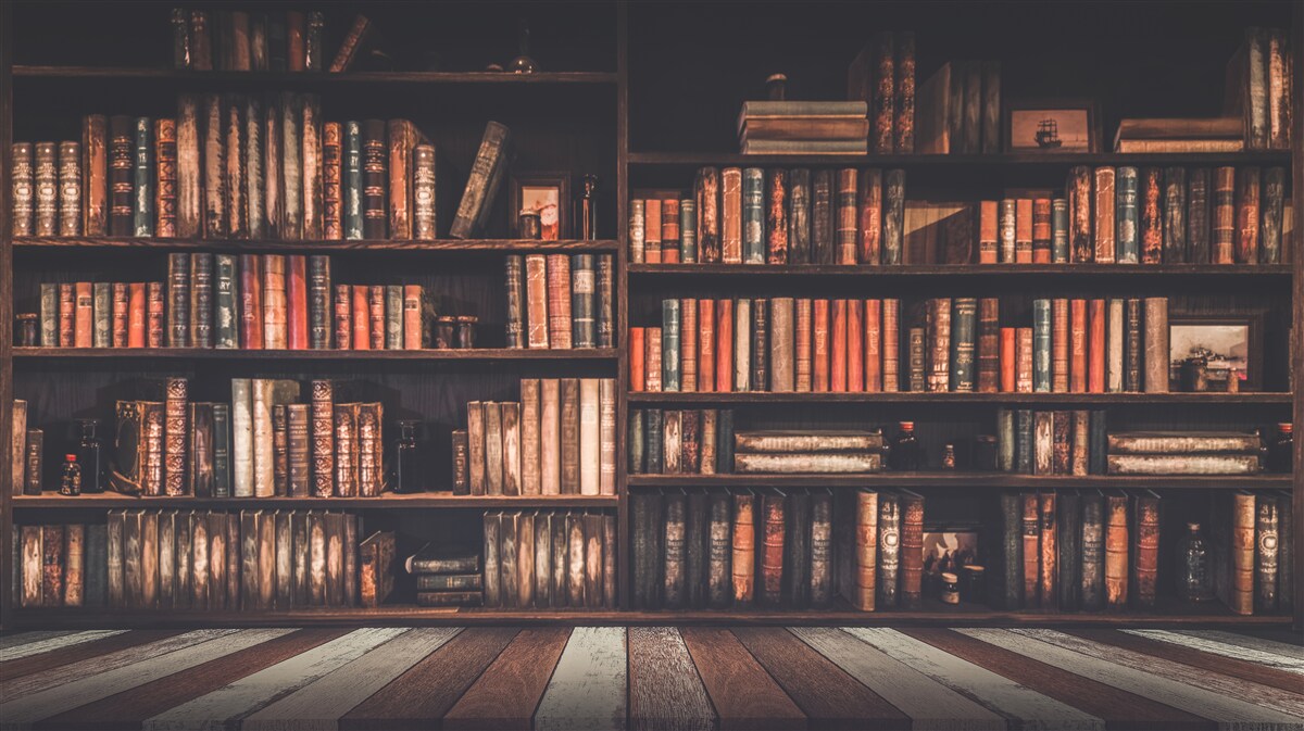 Papier peint des livres empilés sur les étagères