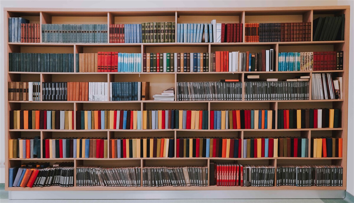 Papier peint une vaste collection de livres à la maison