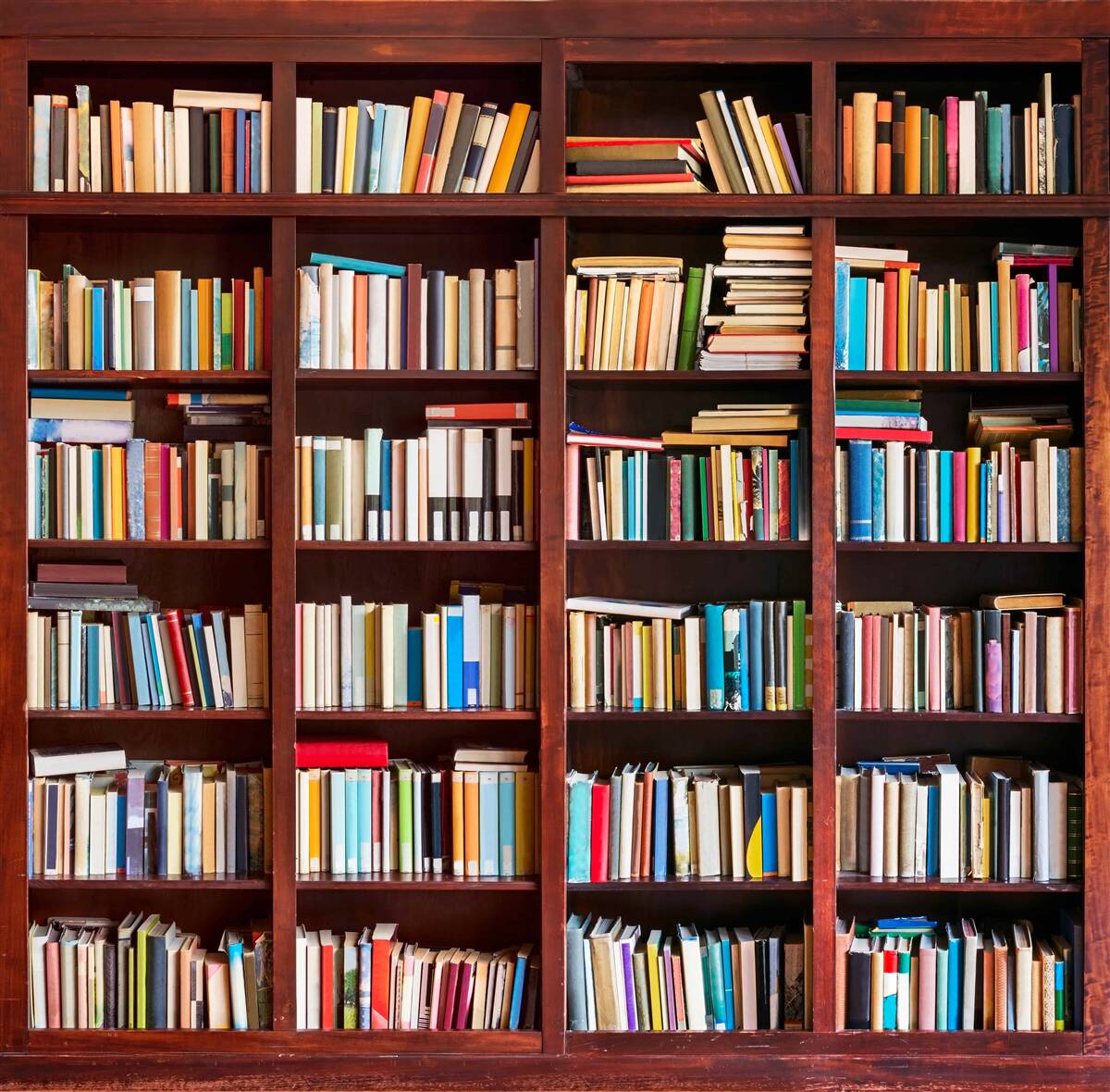 Papier peint des rangées de livres de différentes couleurs sur les étagères