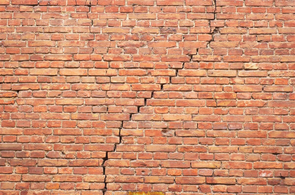 Papier peint fissure importante dans le mur