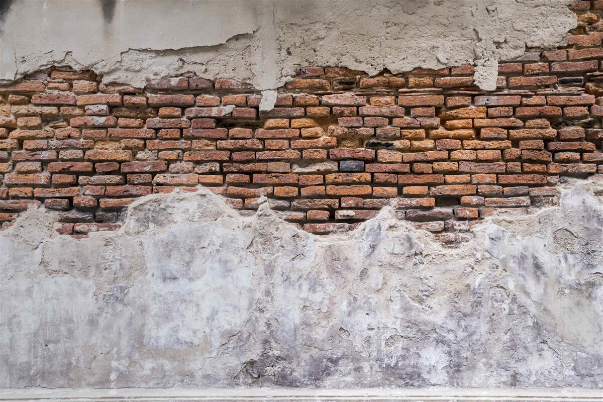 Papier peint Un mur de briques, vieux et creux