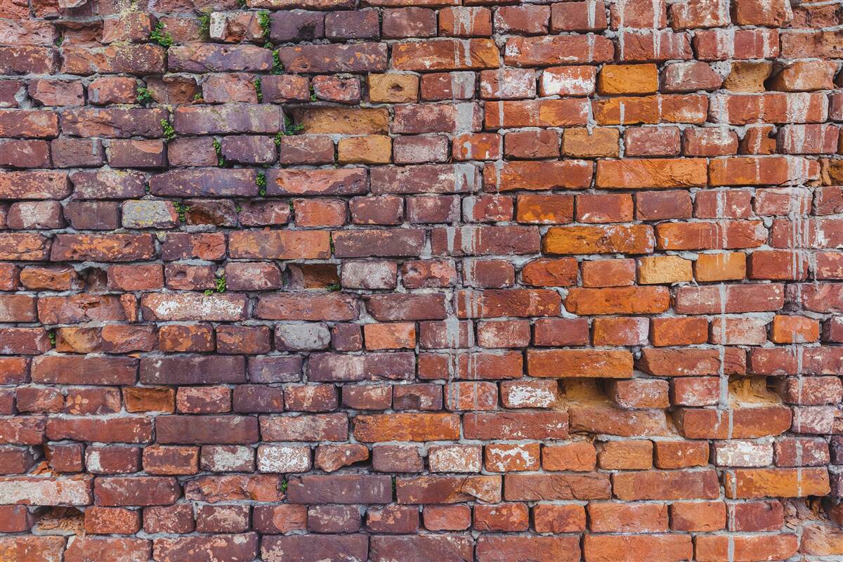 Papier peint fuites sur un mur de briques historique