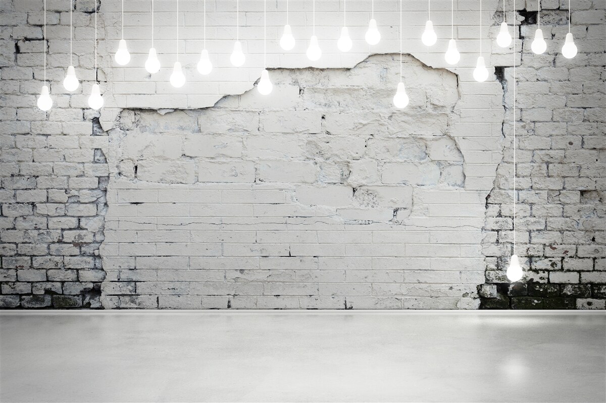 Papier peint mur de briques blanches et ampoules électriques