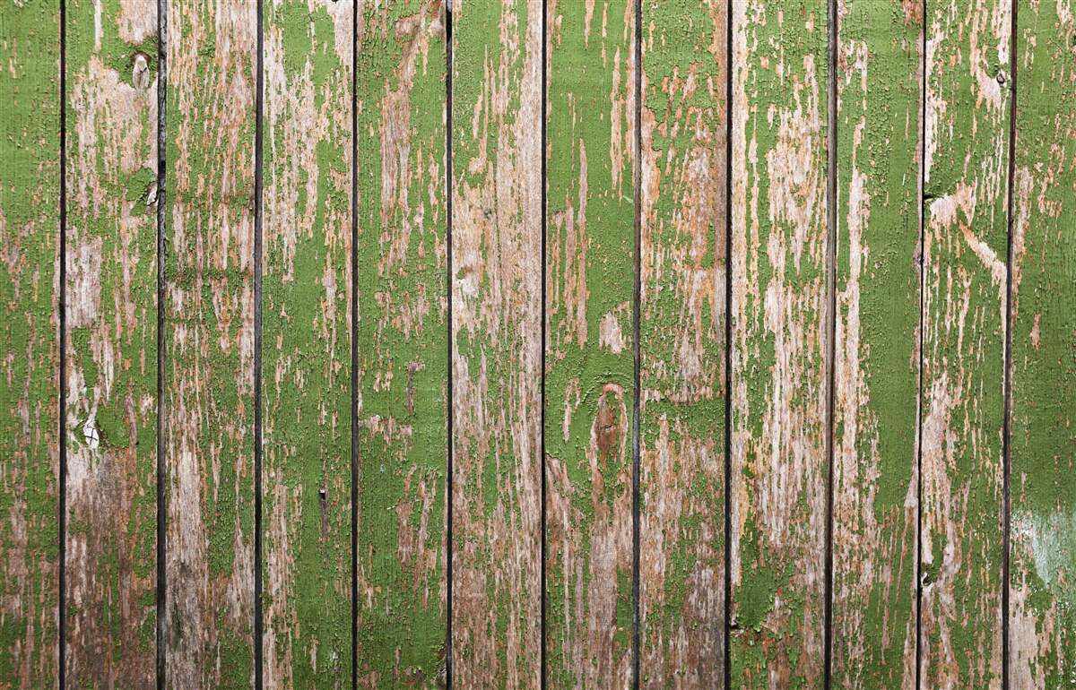Papier peint une clôture verte ancienne et délabrée