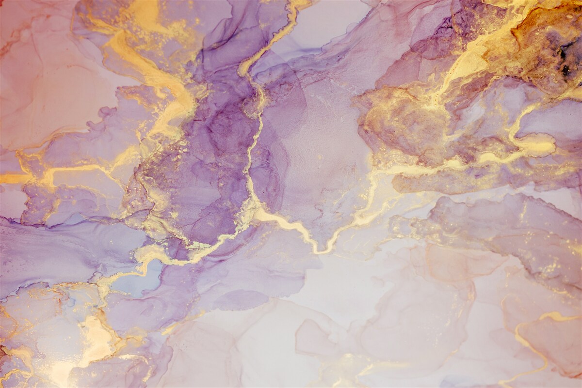 Papier peint liquide lilas avec une teinte dorée