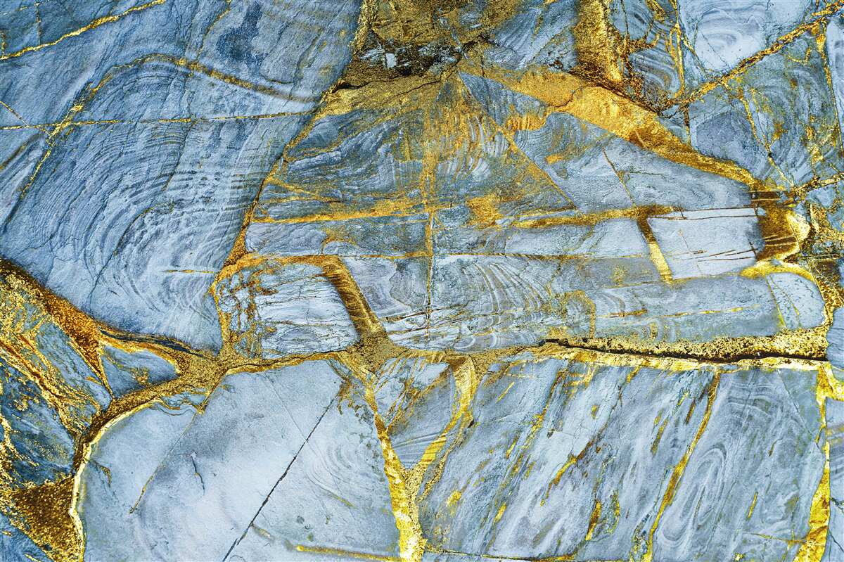 Papier peint coupe avec des nuances dorées sur fond bleu