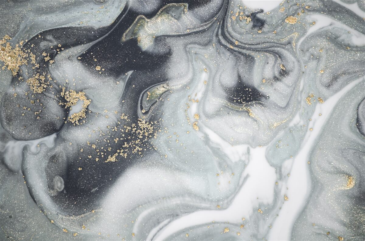 Papier peint grains de sable dorés sur une surface de marbre gris