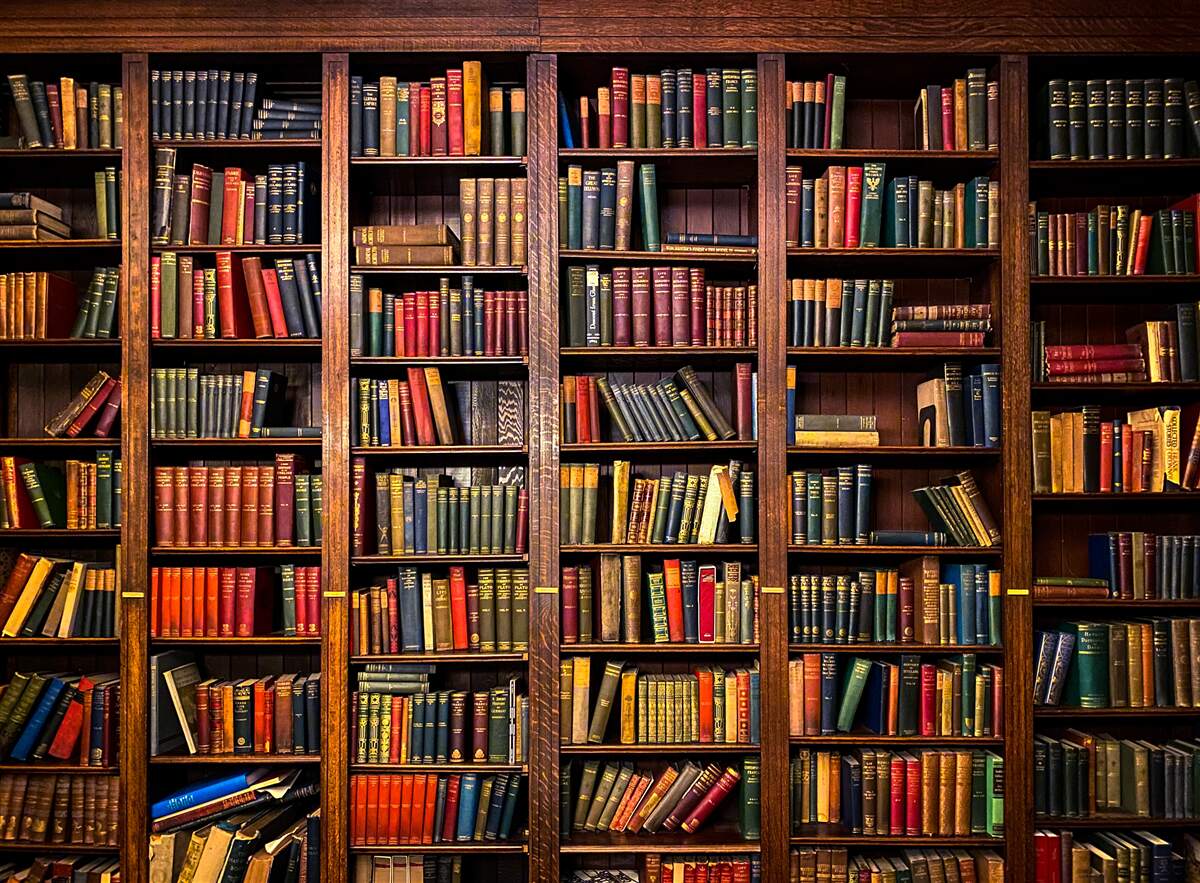 Papier peint une vaste bibliothèque avec des livres