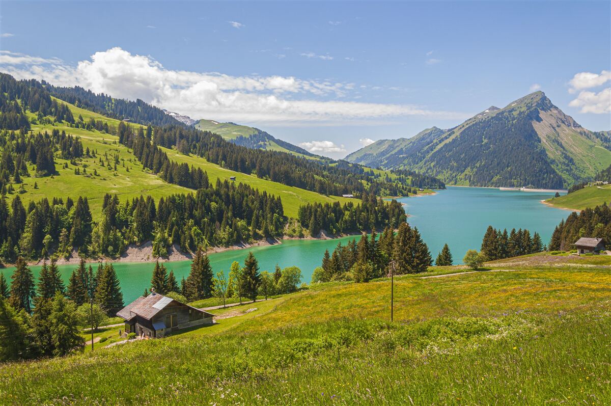 Papier peint le lac ongren aux eaux azurées dans les montagnes