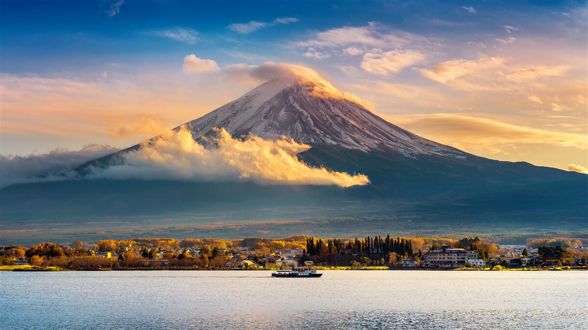 Papier peint le pic fuji est entouré d'un épais brouillard