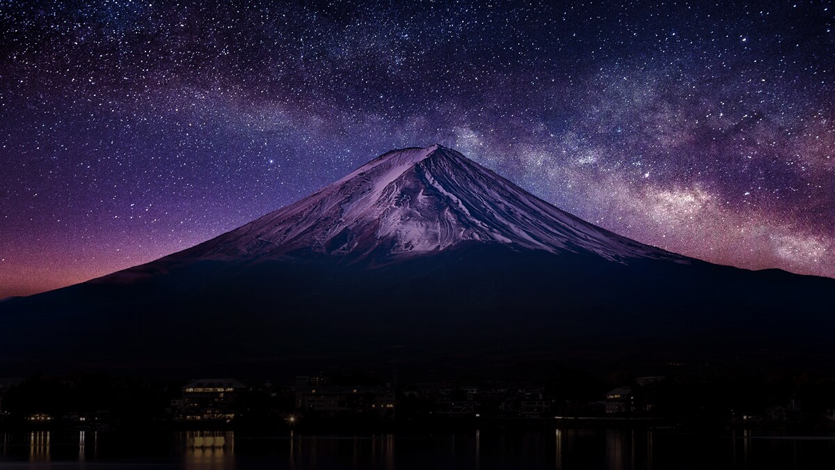 Papier peint ciel étoilé de couleur violette au-dessus du sommet de la montagne