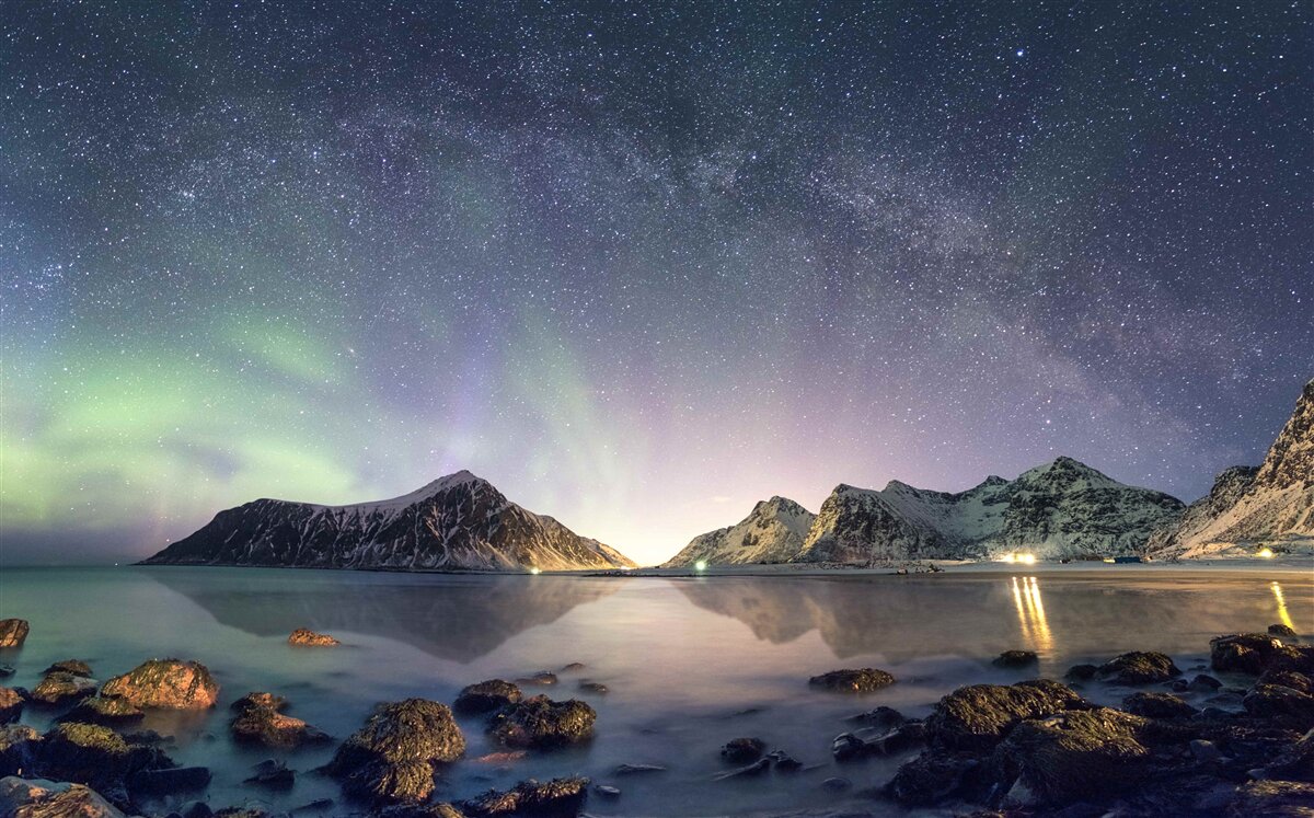Papier peint le ciel nocturne décoré d'étoiles et illuminé par les aurores boréales