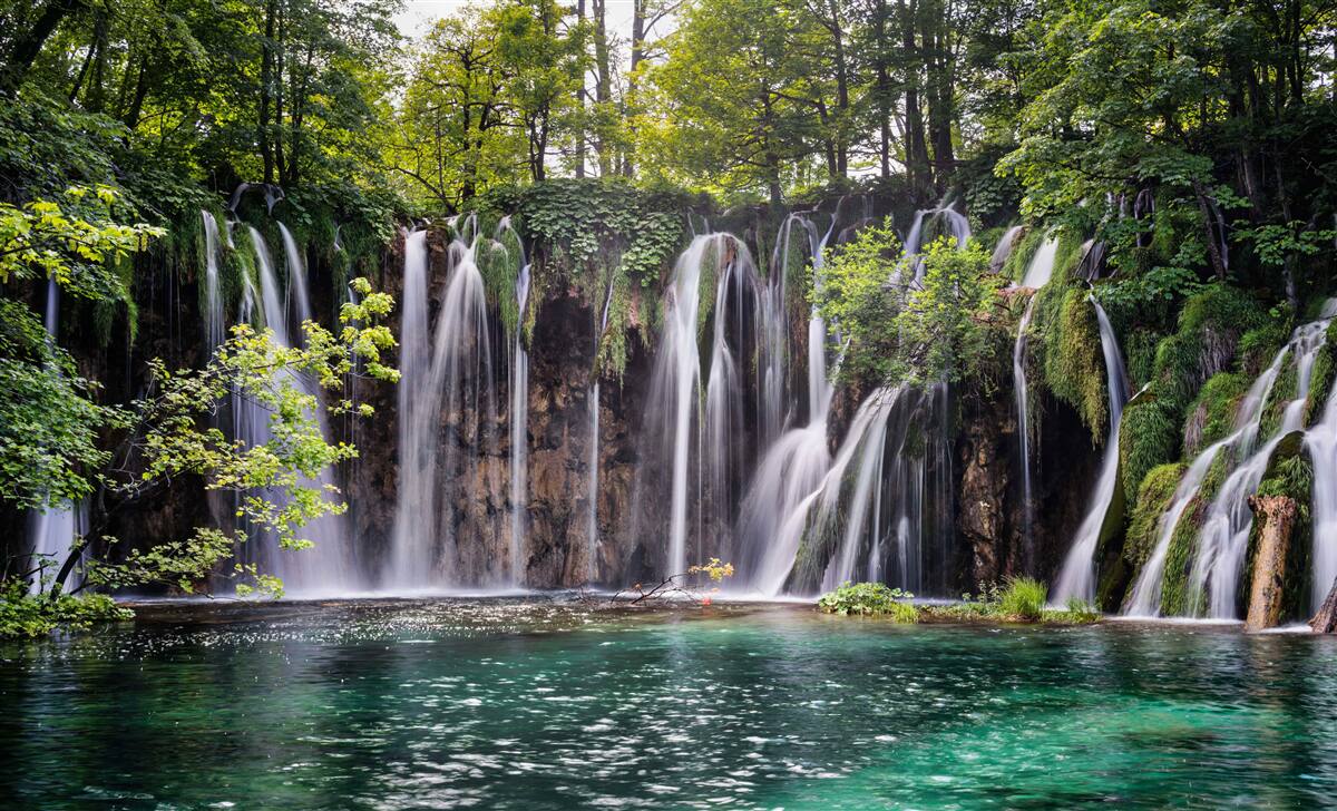 Papier peint des chutes d'eau se jetant dans un lac limpide