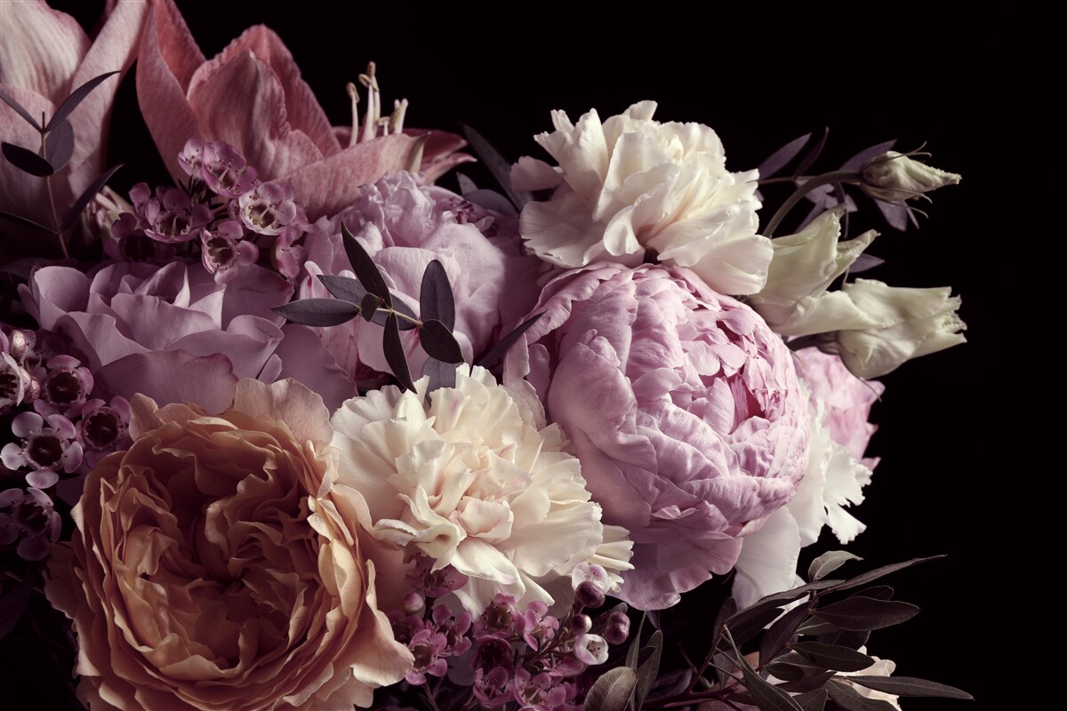 Papier peint bouquet de style vintage sur fond noir, rappelant l'automne