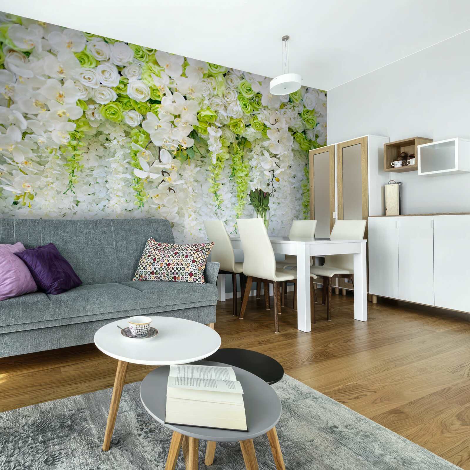Papier peint des orchidées blanches recouvrent le mur d'un tapis floral