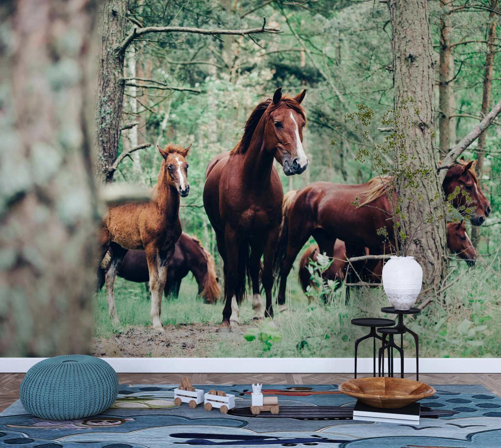 Papier peint promenade des chevaux dans la forêt au printemps
