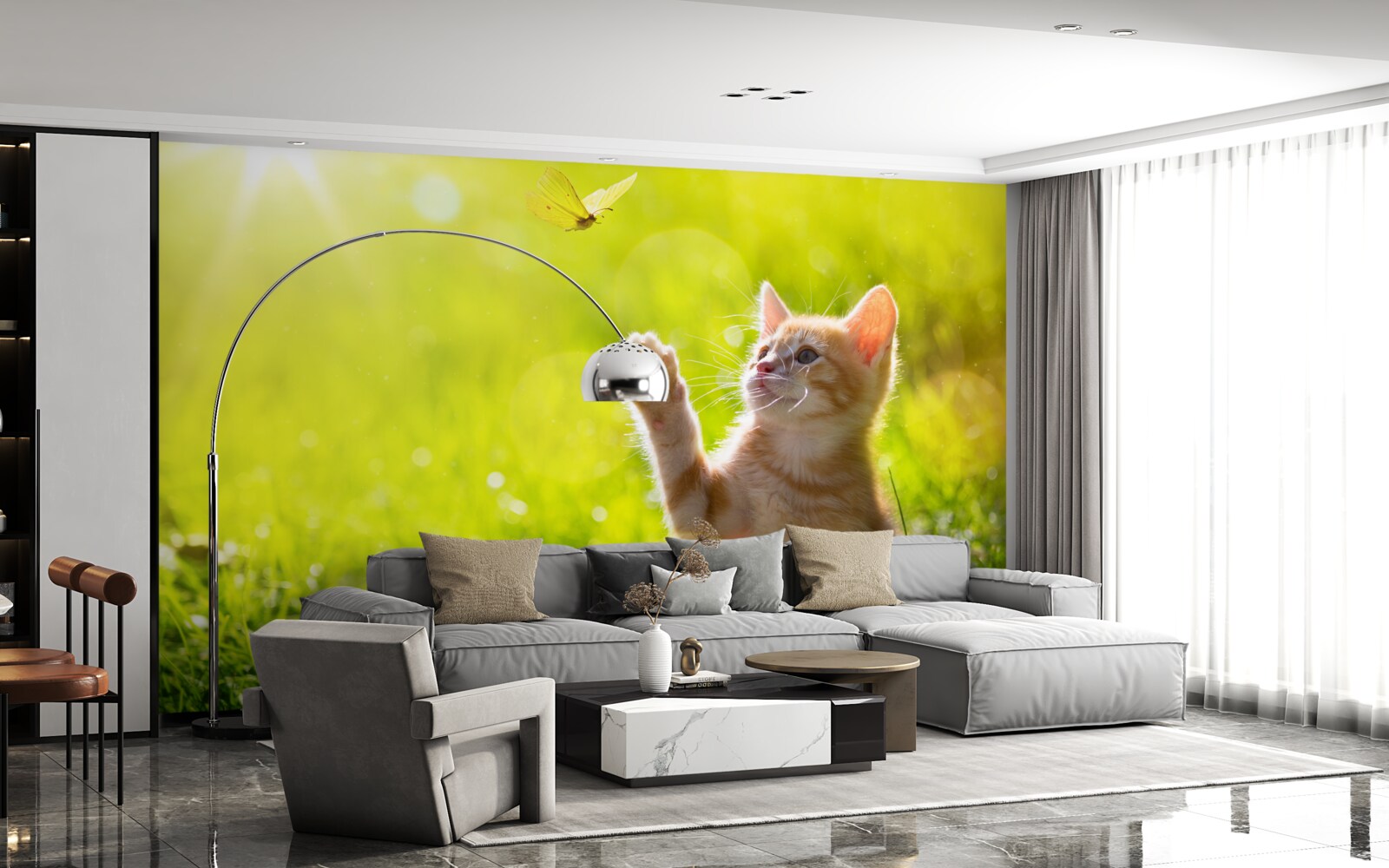 Papier peint un petit chat joue avec un papillon dans un champ vert