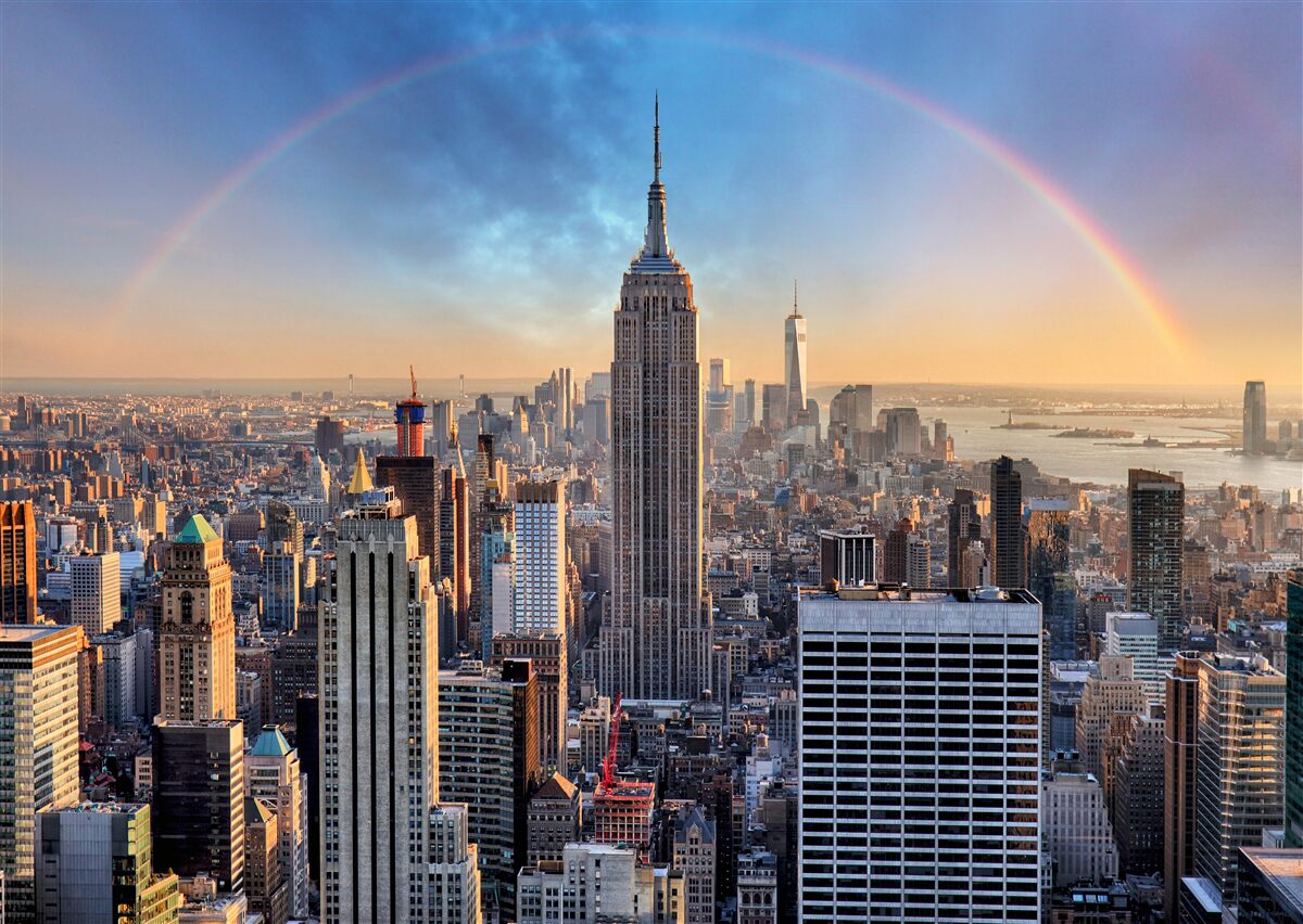 Papier peint new york sous l'arc-en-ciel