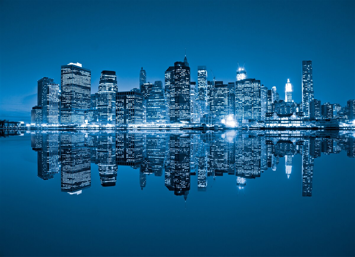 Papier peint reflet de bâtiments bleu foncé dans l'eau