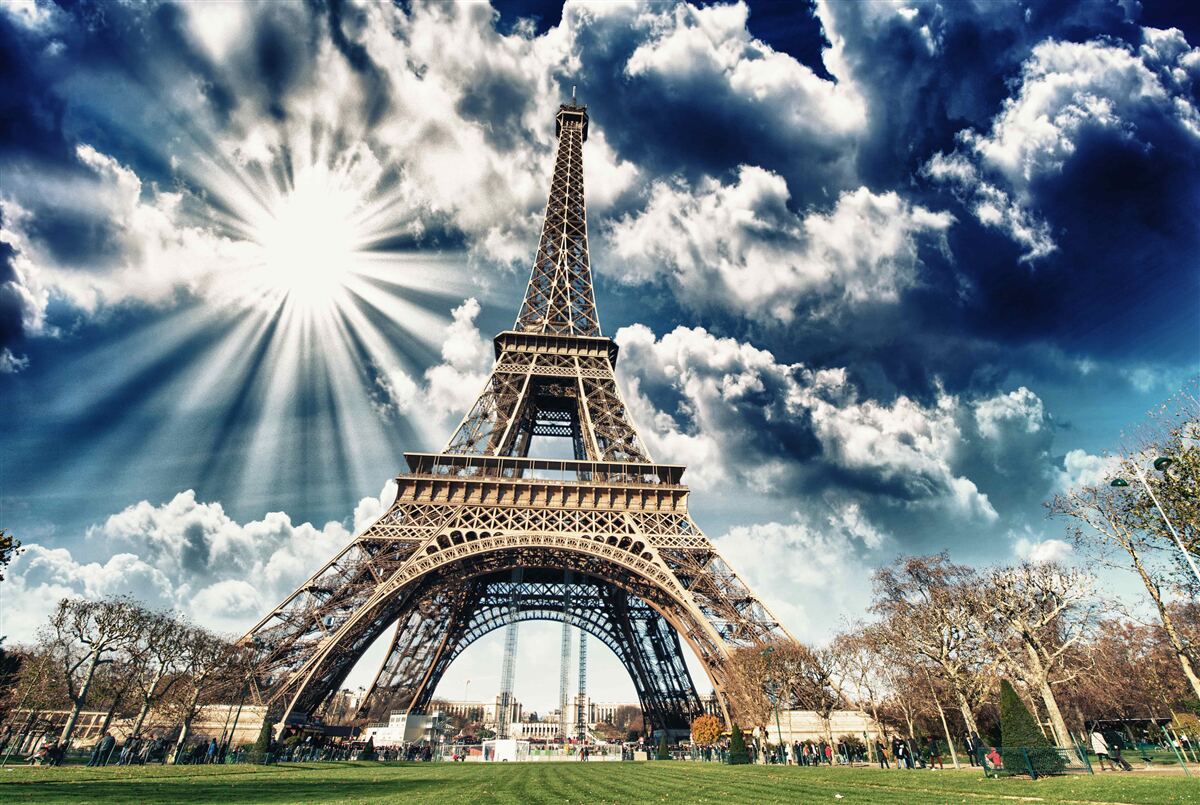 Papier peint soleil sur la tour eiffel