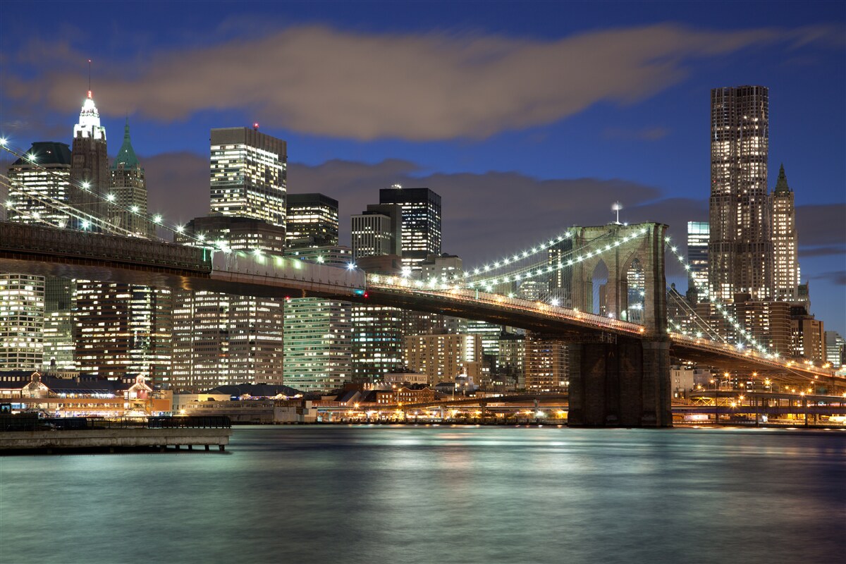Papier peint le pont de brooklyn est baigné de lumière