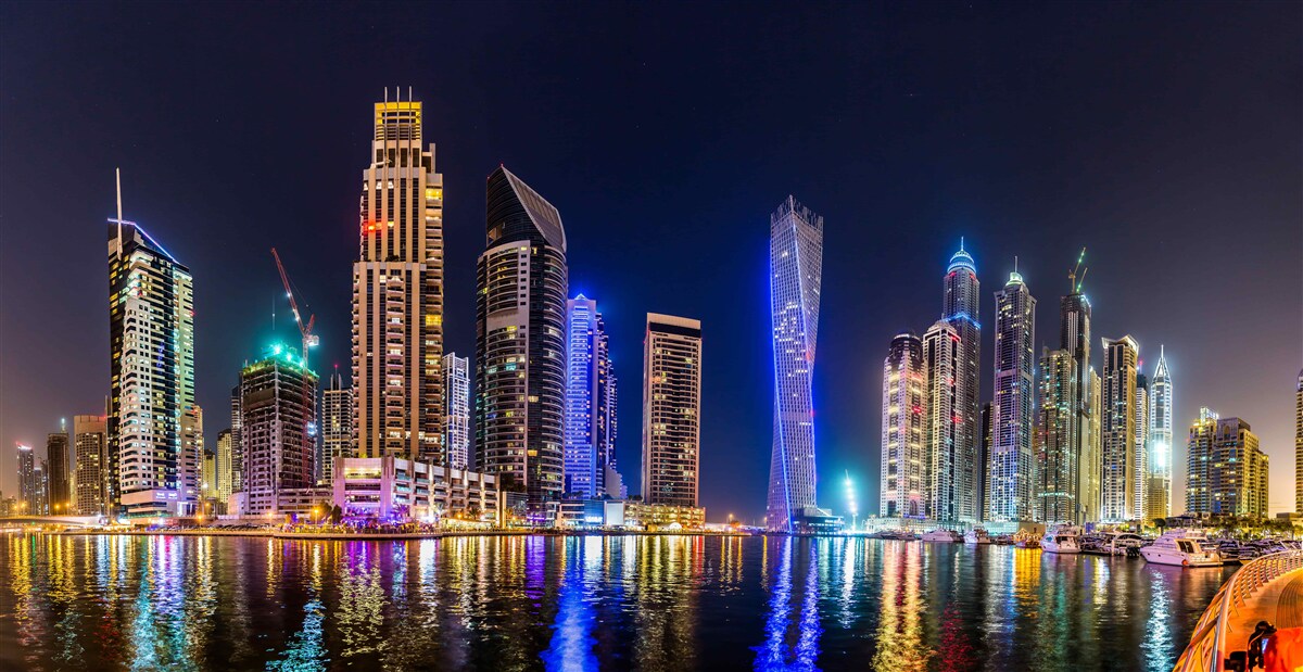 Papier peint une rue nocturne fascinante à dubai