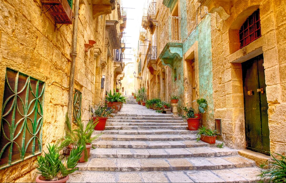 Papier peint la rue italienne décorée de fleurs est étroite