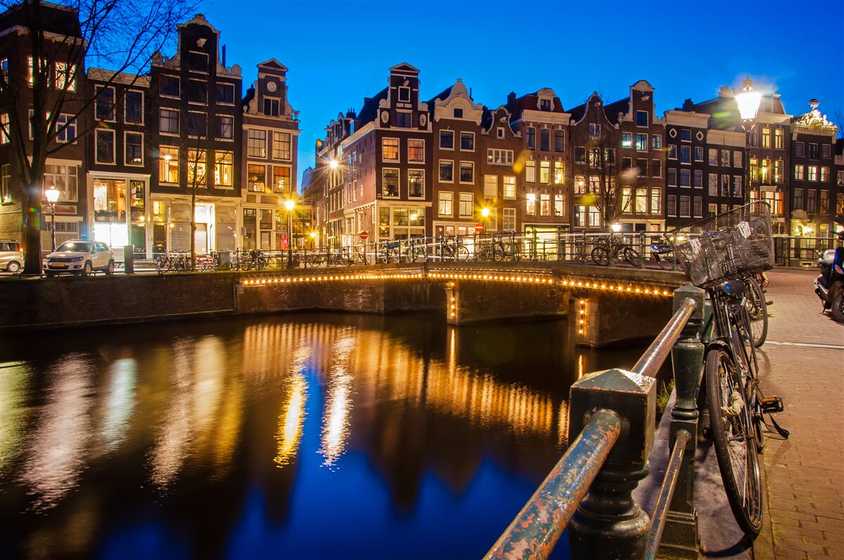 Papier peint reflet d'amsterdam dans l'eau la nuit