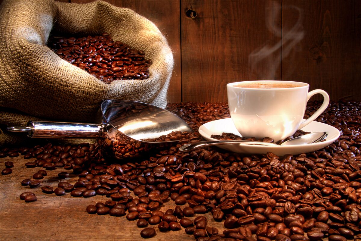 Papier peint des grains de café et une tasse de cette boisson