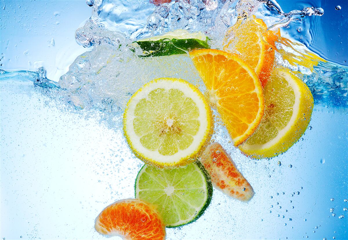 Papier peint morceaux de fruits flottant dans l'eau
