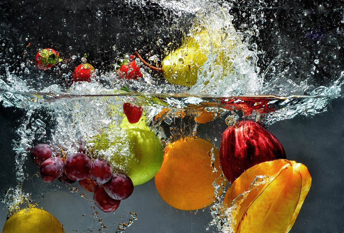 Papier peint eau avec des fruits