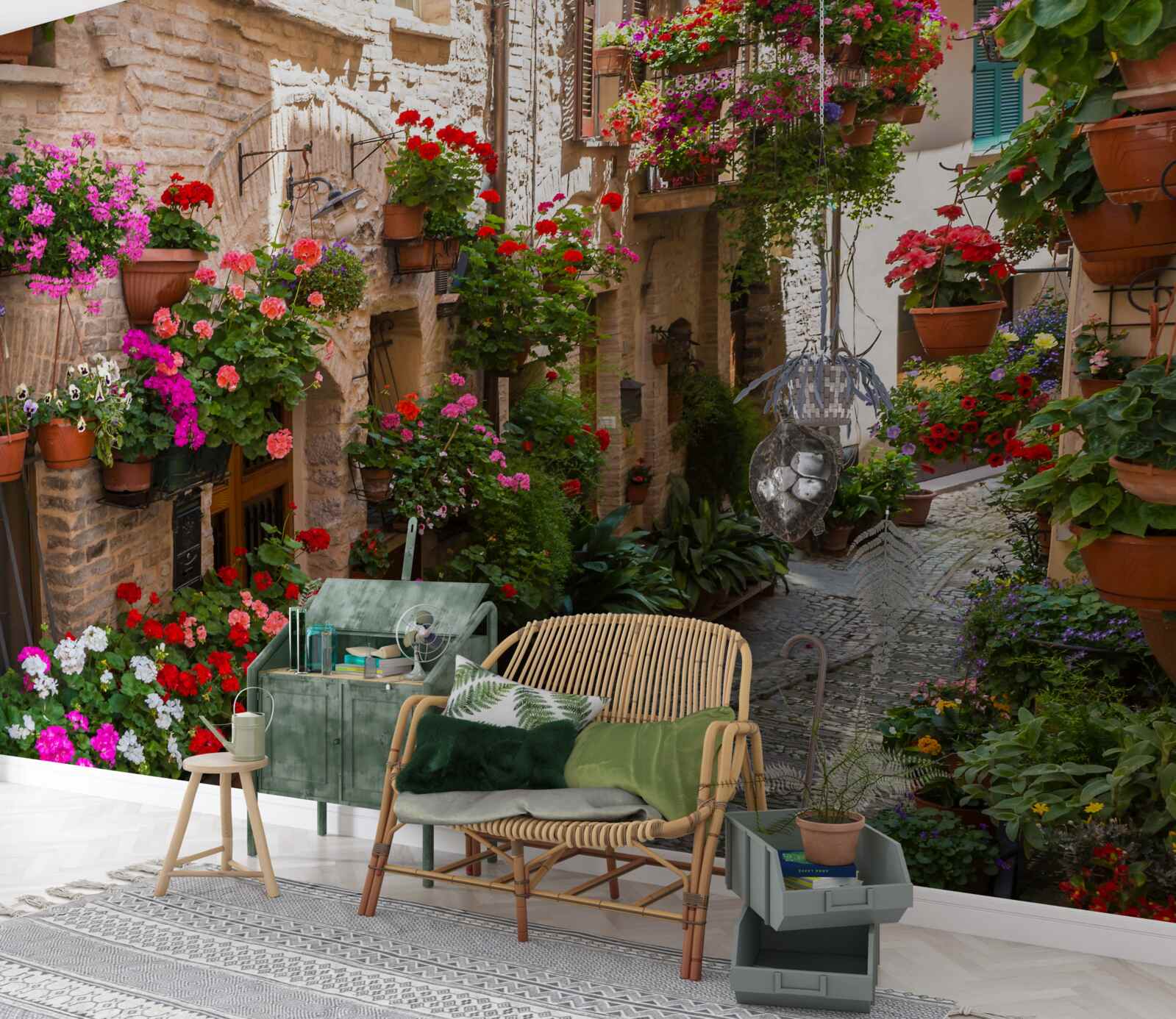 Papier peint une rue immergée dans une verdure dense, cachant son ancienneté