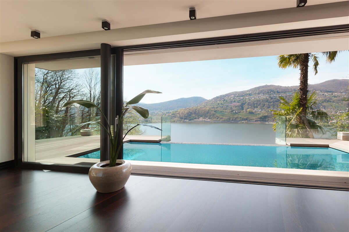 Papier peint piscine exclusive avec vue panoramique sur la chaîne de montagnes