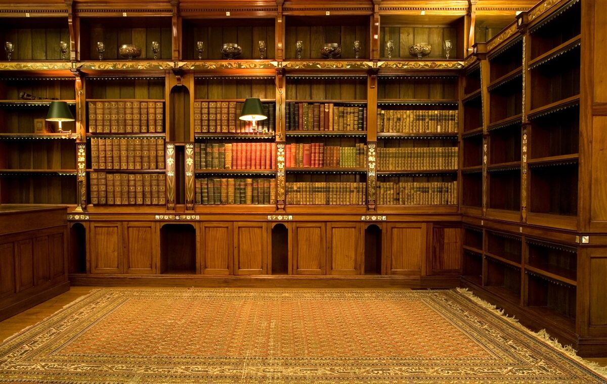 Papier peint bibliothèque remplie de livres anciens