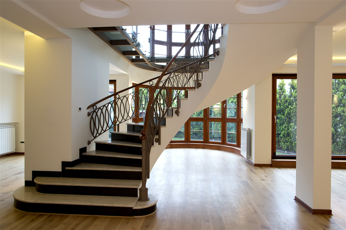 Papier peint hall d'entrée avec escalier formel