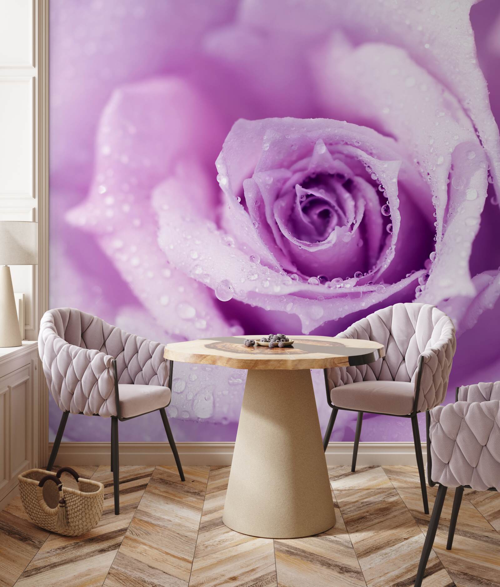 Papier peint rose avec une teinte lilas après la pluie