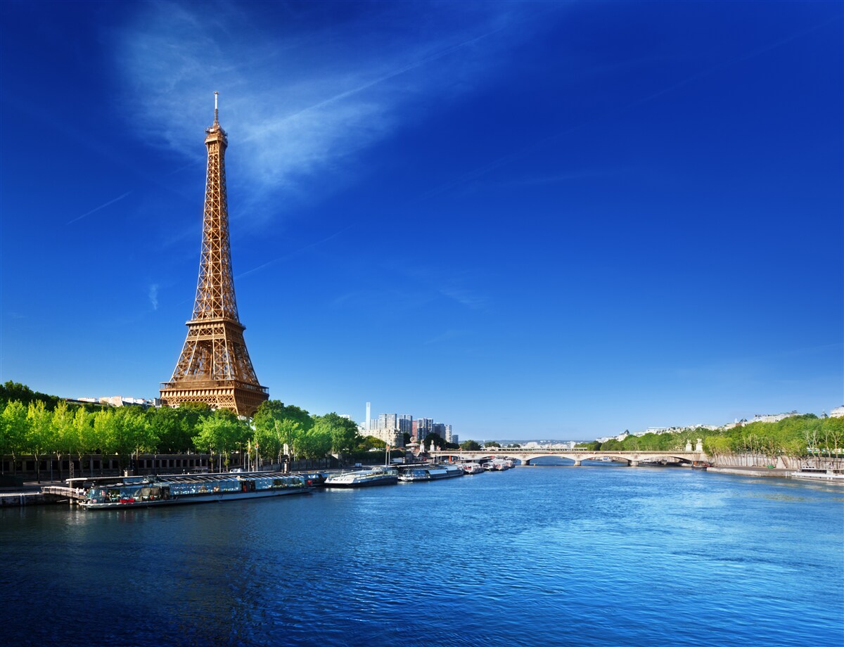Papier peint panorama de la tour eiffel depuis la rive opposée