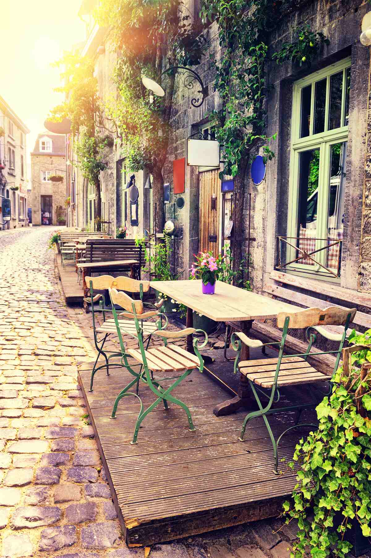 Papier peint café familial avec une atmosphère chaleureuse à l'aube