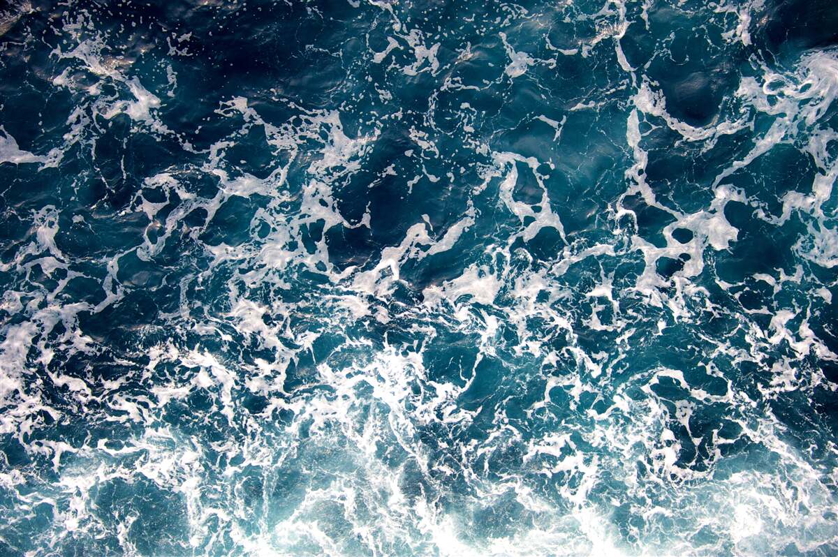Papier peint des vagues gonflées de couleur azur