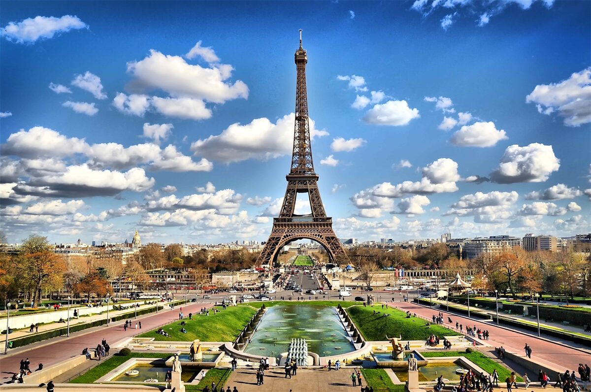 Papier peint vue de la tour eiffel depuis le parc