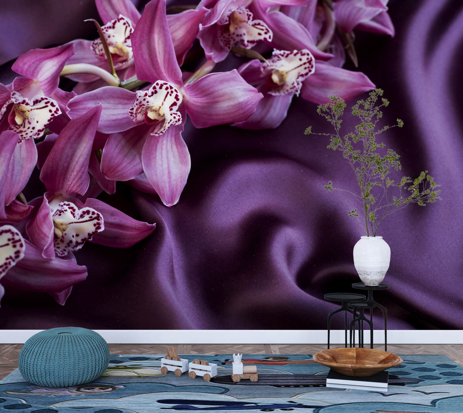 Papier peint orchidées violettes sur satin de la même teinte