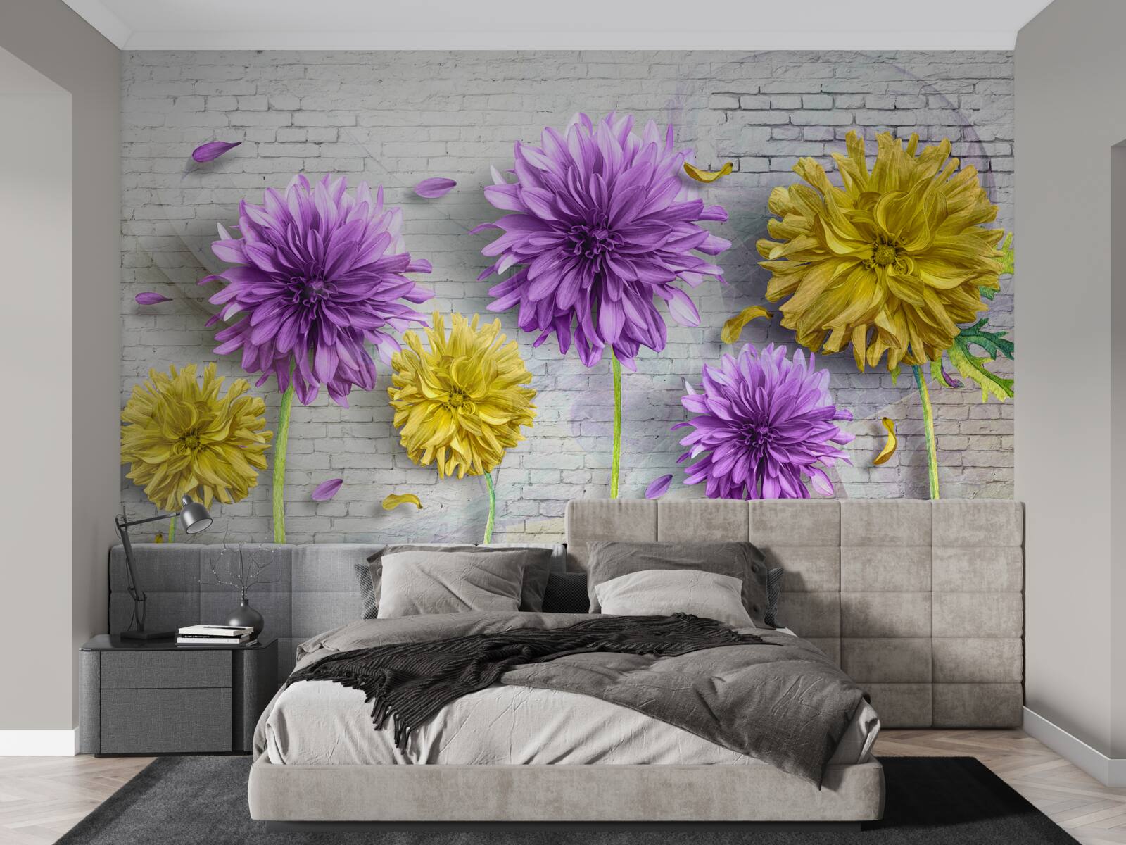 Papier peint des fleurs dans les tons de violet et de jaune s'épanouissent sur un mur de briques