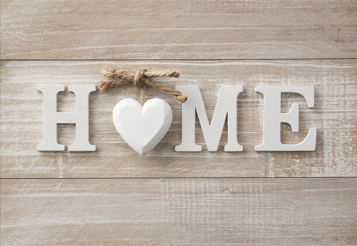 Papier peint texte "home" sur fond d'arbres