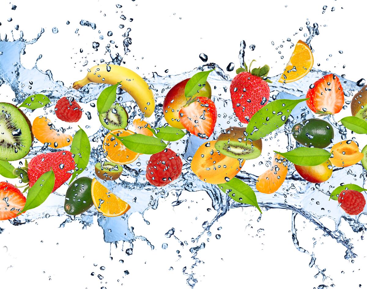 Papier peint des éclaboussures d'eau entourant les fruits et les baies