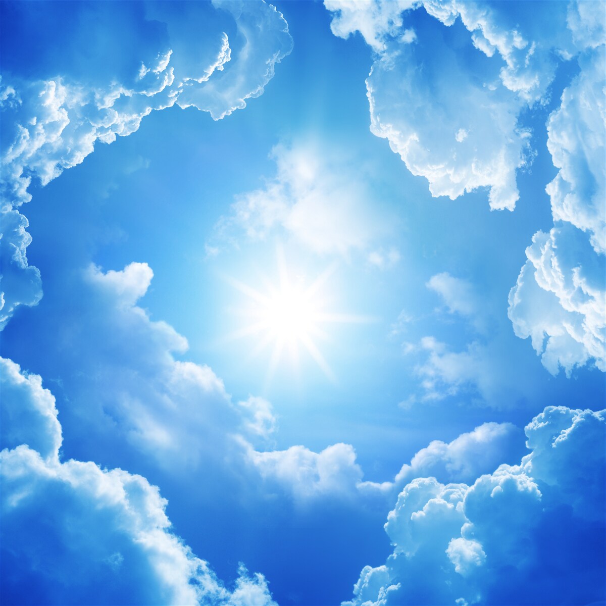 Papier peint le soleil est au zénith dans les nuages bleus