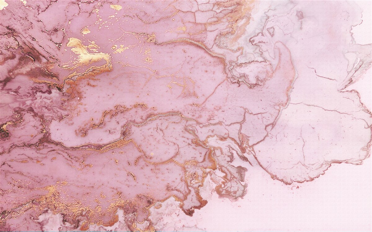Papier peint motif marbré dans de délicates nuances de rose