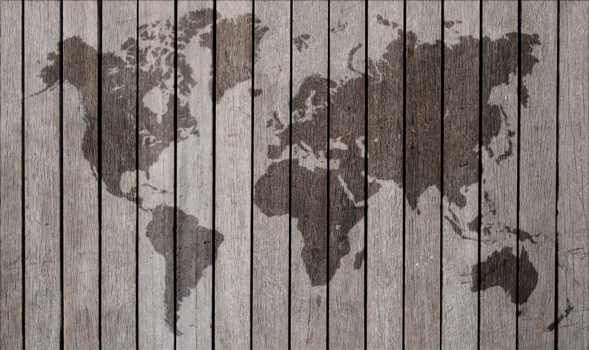 Papier peint carte du monde sur planches en bois