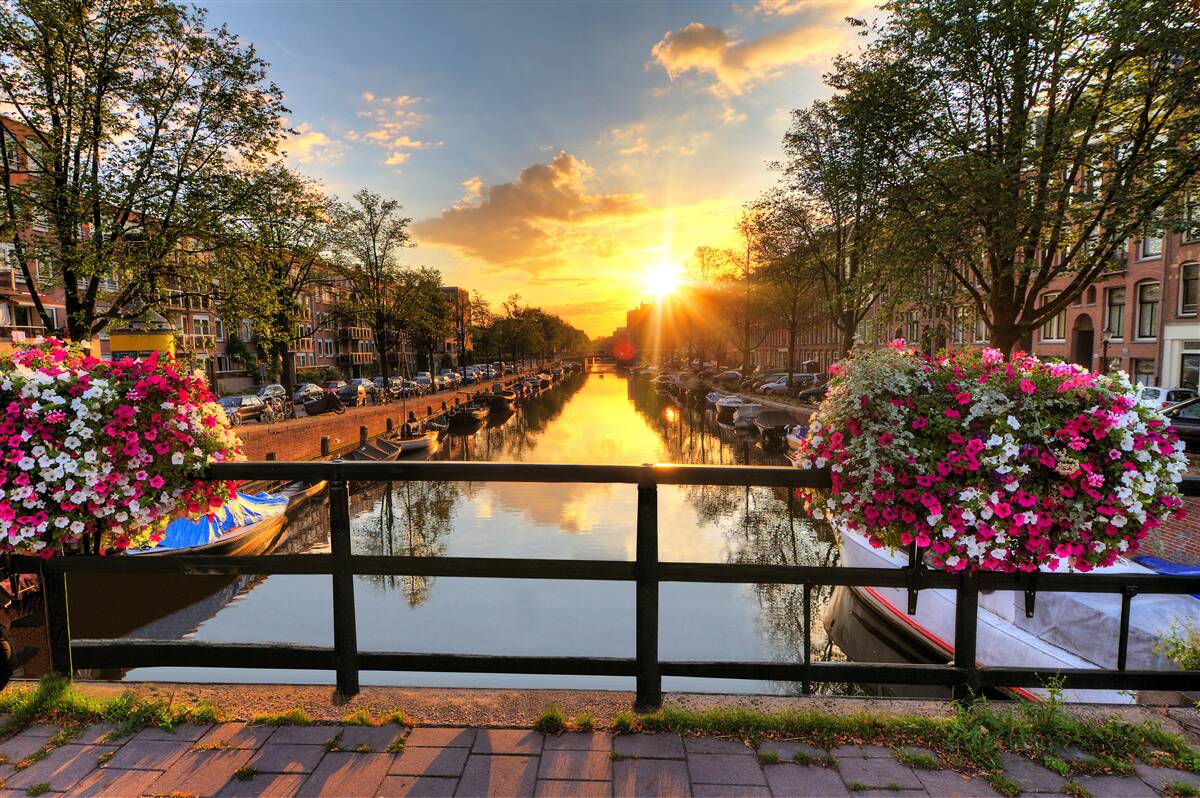 Papier peint regarder le coucher de soleil depuis un pont à amsterdam
