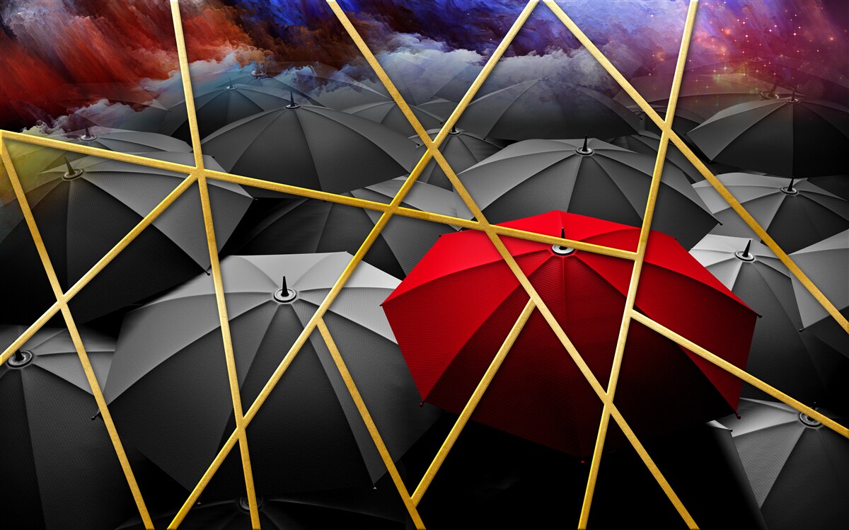 Papier peint filet doré sur fond gris accentué par un parapluie rouge